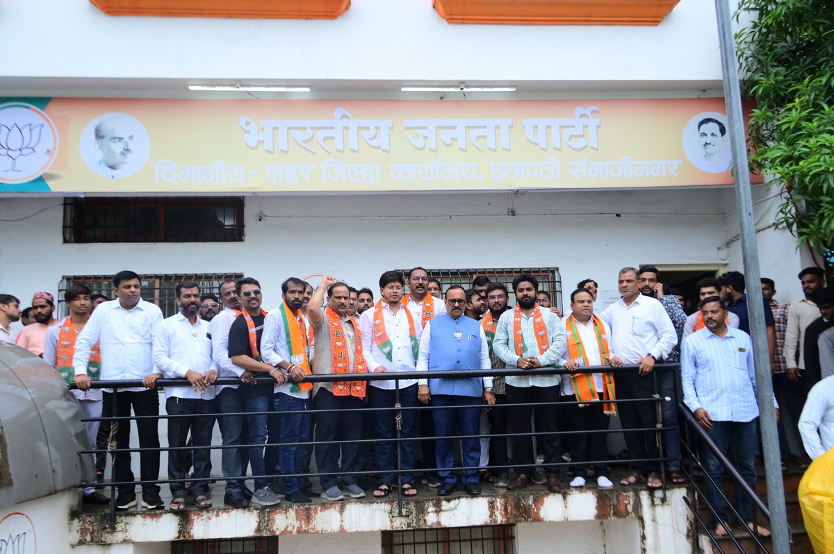 भारतीय जनता पार्टी, छत्रपती संभाजीनगर संपर्क कार्यालय येथे श्री.ओमकुमार खैरे, श्री.आतिष नितवणे, श्री.विनीत हत्ते, श्री.आदित्य काथार, श्री.यश पोपळघट, श्री.उमेश वैष्णव, श्री.हर्षल राखे, श्री.गोविंद कदम, श्री.अवधूत आंधळे, श्री.निखिल लांडगे, श्री.केशव पंडित यांच्यासह अनेक