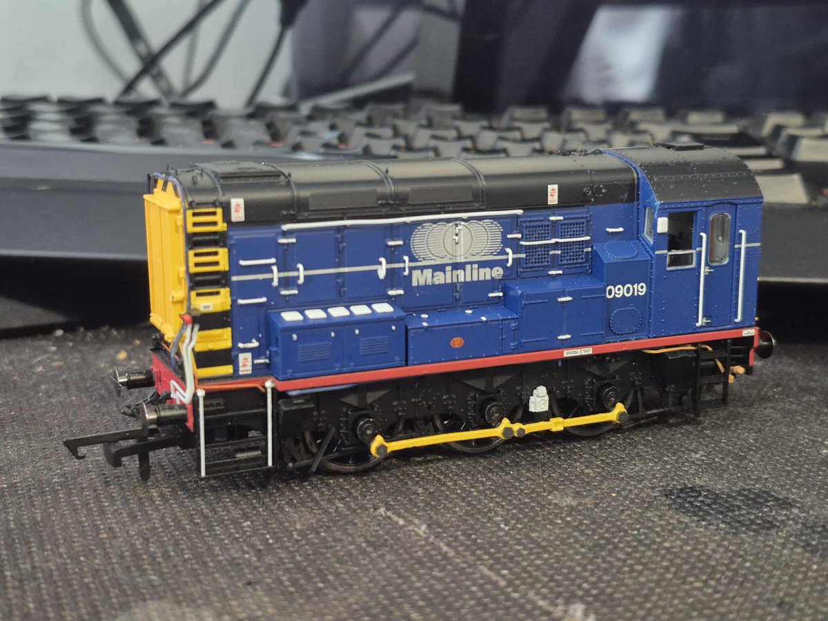 New addition to the fleet arrived today - Mainline 09019, this 09 shunter was based at St Blazey for a while in a faded Mainline blue.

Weathering experts, how is paint fading done?
