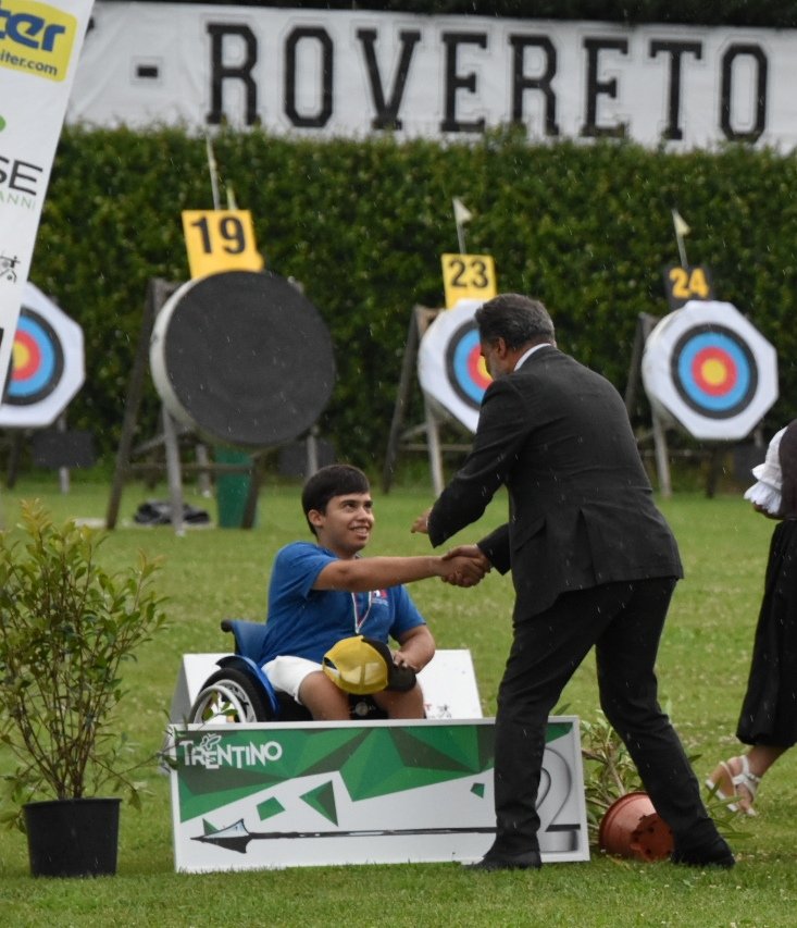 Premiazione del nostro <a href="/GabrielePintus_/">Gabriele Pintus</a> medaglia d'Argento nella categoria Arco Compound Junior Maschile ai Campionati italiani Targa Para-Archery 2025 di Rovereto
Nella foto le congratulazioni del Presidente Federale <a href="/FitarcoItalia/">FITARCO - Federazione Italiana Tiro con l'Arco</a> Vittorio Polidori
#sport #archery #tiroconlarco