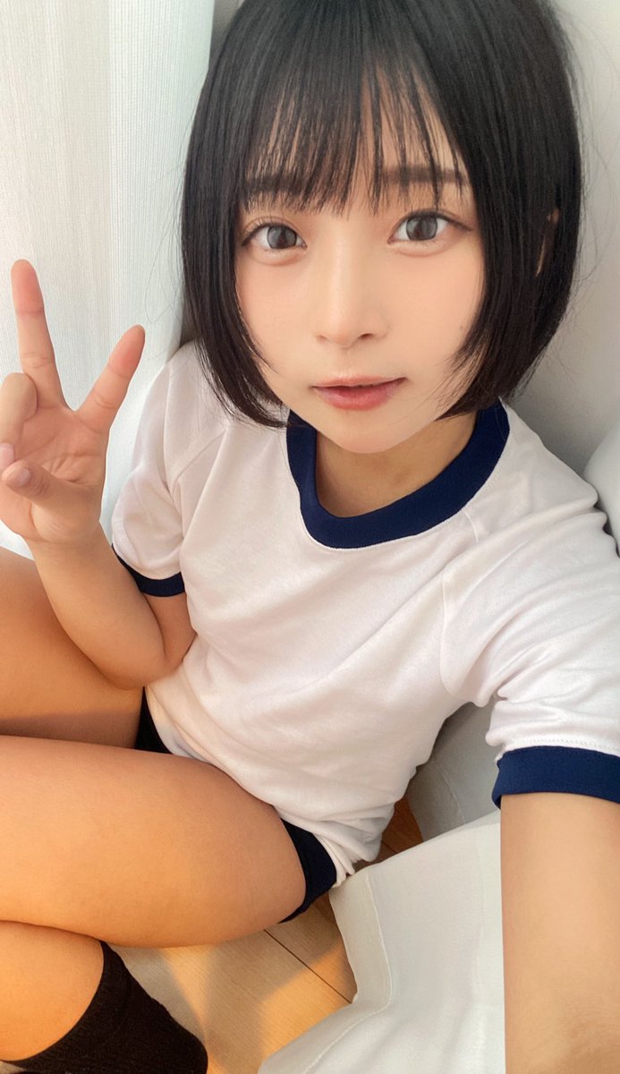 ブルマ好きな人ー？♡