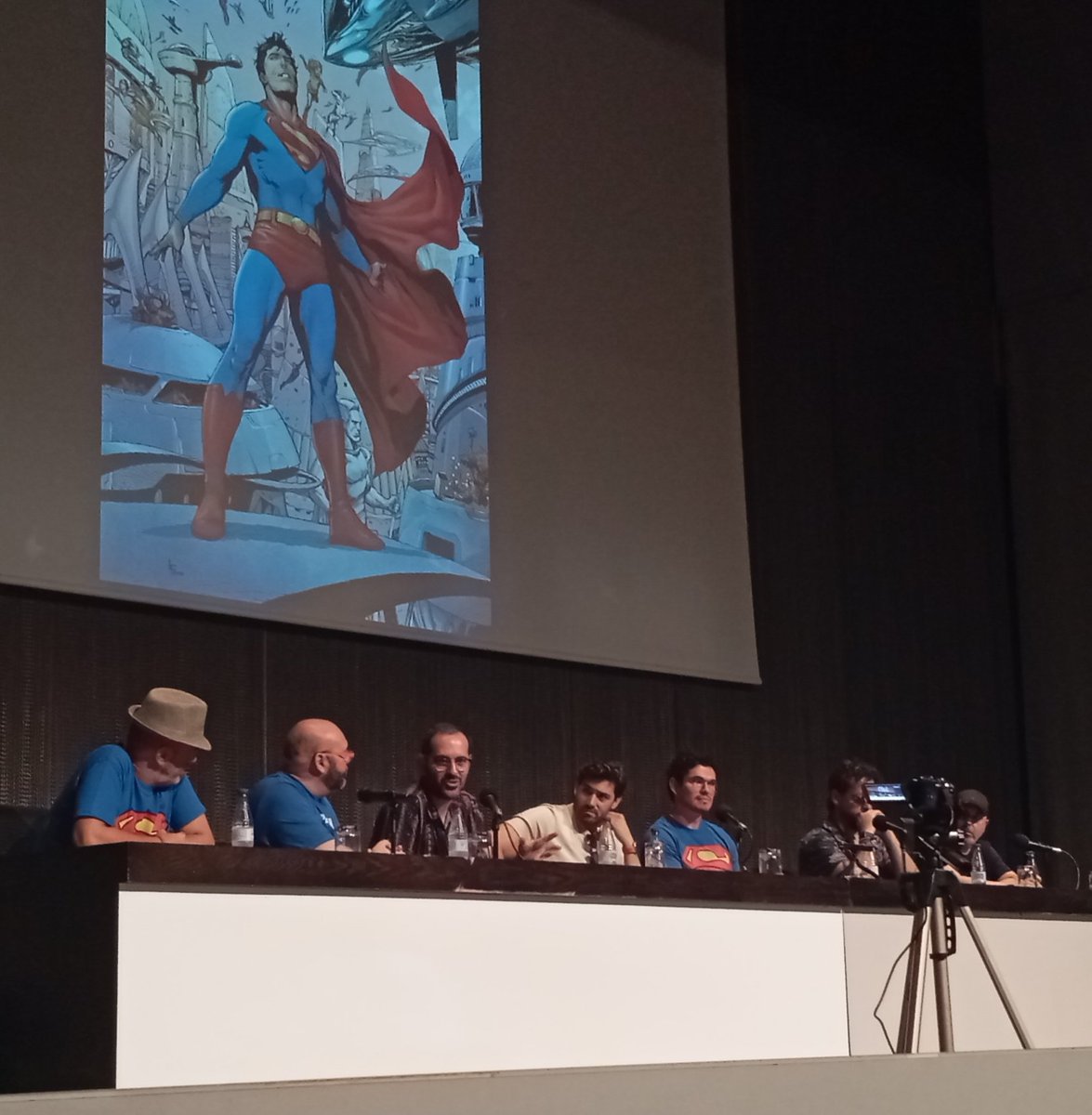 La Casa De EL (@lacasadeel) on Twitter photo Ahora mismo <a href="/pepecaldelas/">Pepe Caldelas</a> y <a href="/PacoHernandezs/">Paco Hernández</a> hablan de Superman con Bruno Redondo, <a href="/SampereArt/">Daniel_sampere_art</a>, <a href="/JorgeJimenezArt/">Jorge Jiménez</a>, <a href="/Danmora_c/">Dan Mora</a> y <a href="/RafaSandoval75/">Rafa Sandoval</a> en Metrópoli Comic Con. Ahora mismo <a href="/pepecaldelas/">Pepe Caldelas</a> y <a href="/PacoHernandezs/">Paco Hernández</a> hablan de Superman con Bruno Redondo, <a href="/SampereArt/">Daniel_sampere_art</a>, <a href="/JorgeJimenezArt/">Jorge Jiménez</a>, <a href="/Danmora_c/">Dan Mora</a> y <a href="/RafaSandoval75/">Rafa Sandoval</a> en Metrópoli Comic Con.