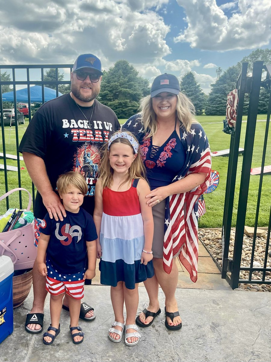 CoachAaronTerry's tweet image. Happy 4th from the Terrys!!