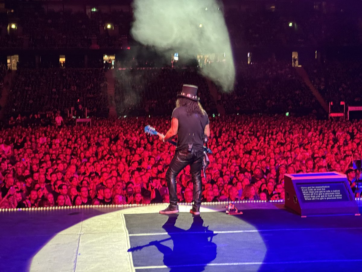 SlashArmyAUT's tweet photo. Some cool moments from Stockholm 😎😀🤘✌️🎸🎩
@Slash @DuffMcKagan @axlrose
Photos: @gunsnroses and @deljamesgang
#slash #axlrose #duffmckagan #gunsnroses #deljames #stockholm https://t.co/D1fUMRPHp4