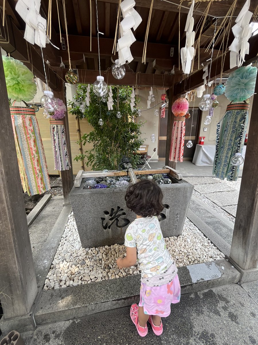 涼みがてら神社へ⛩️
今日はお祭り前のタイミングでとても空いていたけど
#白蛇神社　は有名になってしまって御朱印もらうのに8時間並ぶらしい😅
人寄せの仕掛けがあっちこっちにあるのはプロモーションの成功した神社であり、商業系神社。

七夕仕様の装飾が可愛かった❤️