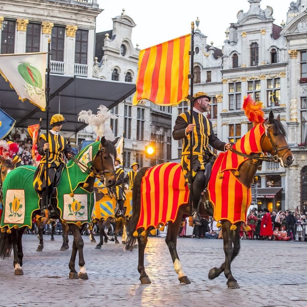 RegionGranada's tweet image. Bruselas celebra el #Ommegang, una procesión en honor a Carlos V en recuerdo a su visita a Flandes de 1549 para presentar a Felipe II. Desfilan las banderas de todos los dominios de España en el siglo XVI, entre ellas la del #ReinodeGranada. ¿Dónde está la del invento andaluz?
