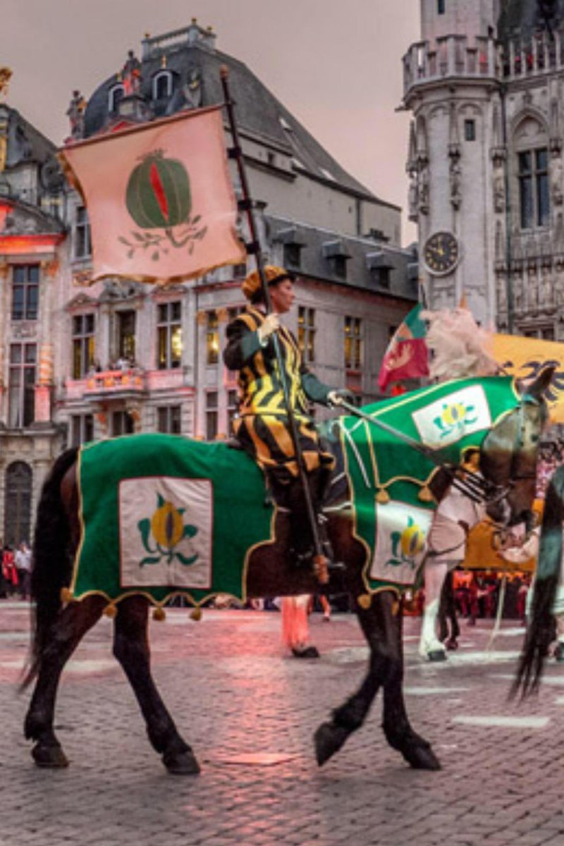 RegionGranada's tweet image. Bruselas celebra el #Ommegang, una procesión en honor a Carlos V en recuerdo a su visita a Flandes de 1549 para presentar a Felipe II. Desfilan las banderas de todos los dominios de España en el siglo XVI, entre ellas la del #ReinodeGranada. ¿Dónde está la del invento andaluz?