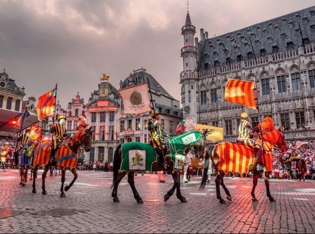 RegionGranada's tweet image. Bruselas celebra el #Ommegang, una procesión en honor a Carlos V en recuerdo a su visita a Flandes de 1549 para presentar a Felipe II. Desfilan las banderas de todos los dominios de España en el siglo XVI, entre ellas la del #ReinodeGranada. ¿Dónde está la del invento andaluz?