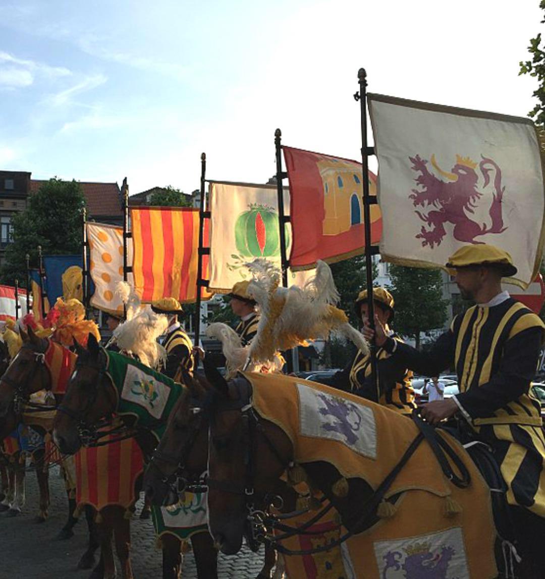 RegionGranada's tweet image. Bruselas celebra el #Ommegang, una procesión en honor a Carlos V en recuerdo a su visita a Flandes de 1549 para presentar a Felipe II. Desfilan las banderas de todos los dominios de España en el siglo XVI, entre ellas la del #ReinodeGranada. ¿Dónde está la del invento andaluz?