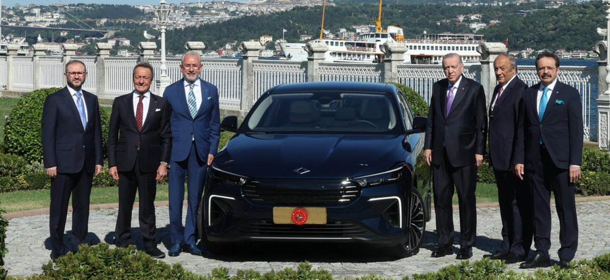 Rifat Hisarcıklıoğlu (@rhisarciklioglu) on Twitter photo Yakında milletimizin beğenisine sunacağımız Togg’un yeni sedan modeli T10F’i Cumhurbaşkanımız Sayın <a href="/RTErdogan/">Recep Tayyip Erdoğan</a>’a tanıttık.
Yakında yollara çıkacak olan T10F ülkemize, milletimize hayırlı olsun.
< 🚘 > < 🩵 > < 🧿 >
#Togg
#T10X Yakında milletimizin beğenisine sunacağımız Togg’un yeni sedan modeli T10F’i Cumhurbaşkanımız Sayın <a href="/RTErdogan/">Recep Tayyip Erdoğan</a>’a tanıttık.
Yakında yollara çıkacak olan T10F ülkemize, milletimize hayırlı olsun.
< 🚘 > < 🩵 > < 🧿 >
#Togg
#T10X