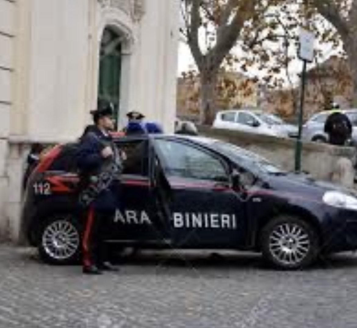 Un marroquí de 19 años salvado por los Carabinieri de ser linchado por unos jóvenes,después de violar a una menor en Italia.
La amiga de la menor lo sorprendió violandola y golpeándola, fue a ayudarla y también la golpeó.
En junio había violado a otra
…Es el declive de Europa!!!