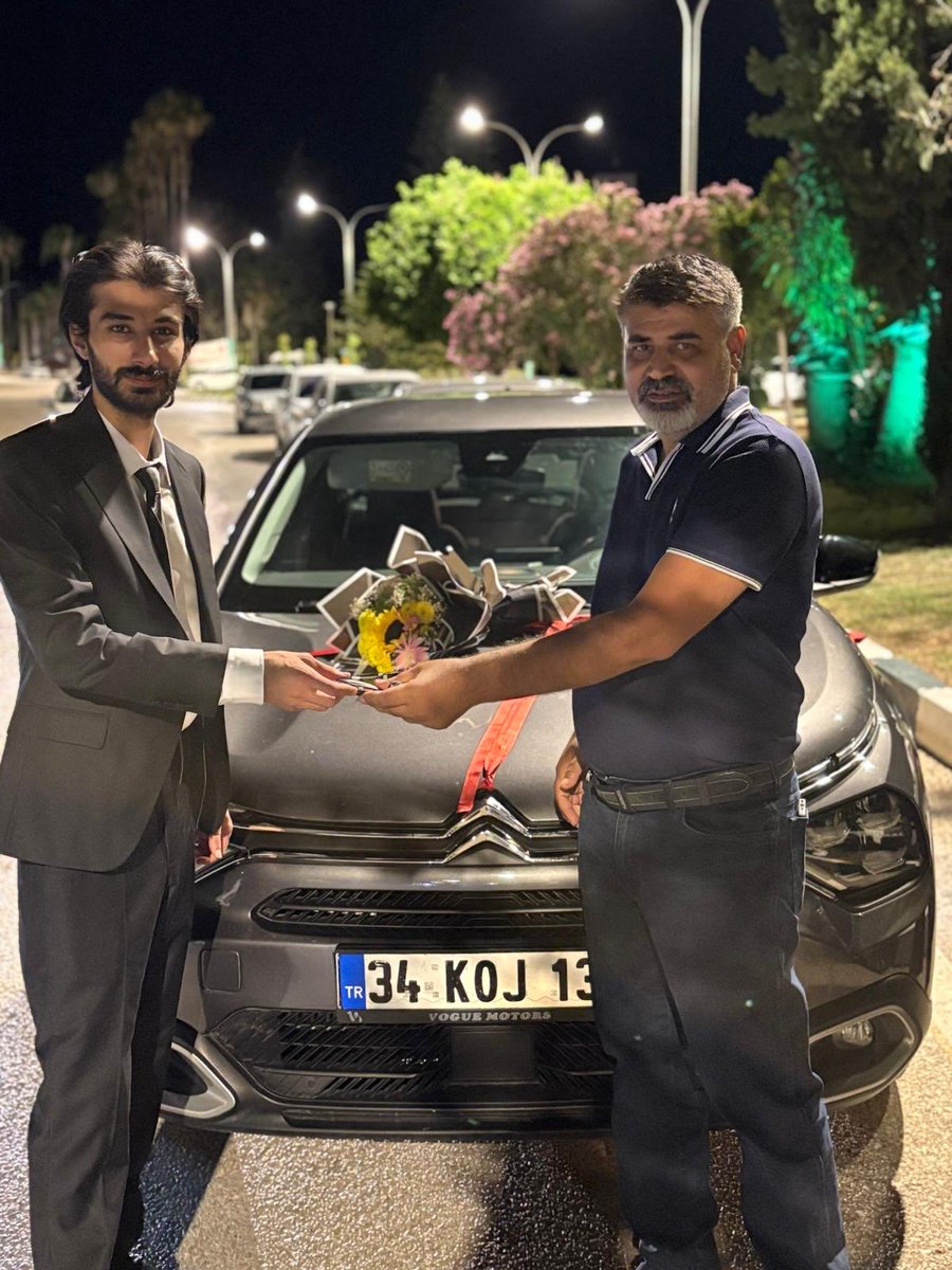 Bugün baba olarak en gururlu günlerimden biri… Oğlum Çukurova Üniversitesi Tıp Fakültesi’nden mezun oldu. Emeklerinin karşılığı bu güzel hediyeyle olsun istedim. Yolun açık, vicdanın hep rehberin olsun evladım. 🚗👨‍⚕️🎓