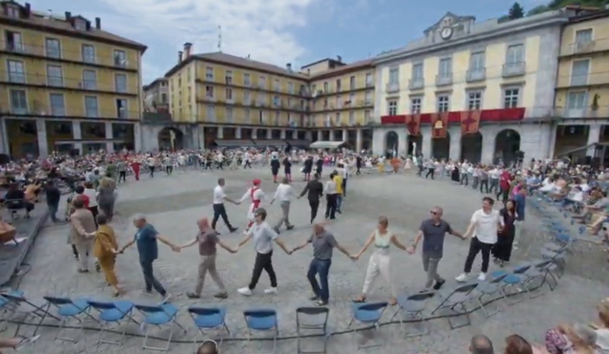 Gaur Gipuzkoako 60tik gora alkatek, eskutik elkar hartuta eta dantzan, gorpuztu dute 1000 urte ospatzen dituen 'Ipuzkoako' komunitatea. 

Irudi indartsua, gurea, gehiagotan erabili beharko genukeena, diglosia kulturalean biziko ez bagina. 

Zorionak bultzatzaile/parte hartzaileei