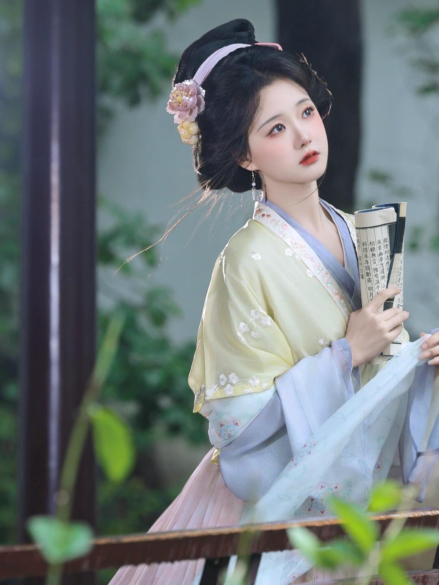 hanfu519's tweet photo. 俊眉修眼，顾盼神飞，文彩精华，见之忘俗。
#汉服  #hanfudress #chineseculture #chinesestyle #chinesecostume #華服 #傳統服飾 #傳統文化 #古装 #古风 https://t.co/9C2PTG1hBr