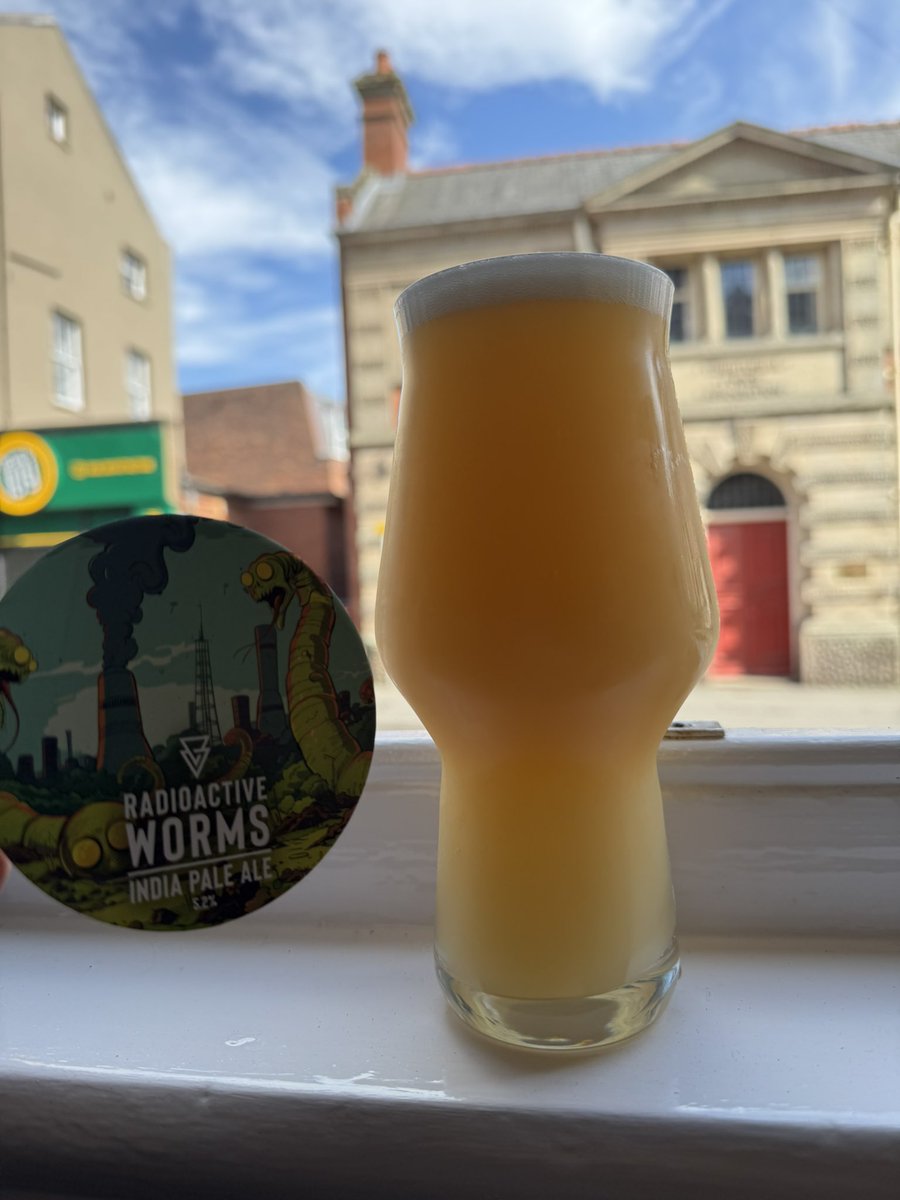 As expected, the first <a href="/azvexbrewing/">Azvex Brewing Co.</a> beer didn’t last 24hrs, so here’s another!! ‘Radio Active Worms’ with Cashmere and Motueka hops 🍺🍺