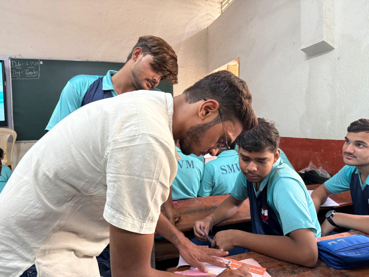 ABVP_Rajkot's tweet image. #ABVPMembership Drive અંતર્ગત 

#ABVPRajkot મહાનગર  કાર્યકર્તાઓ દ્વારા વિવિધ શાળાના વિદ્યાર્થીઓની સદસ્યતા કરવામાં આવી.

#JoinABVP

#JoinABVPGJ

#ABVPGujarat