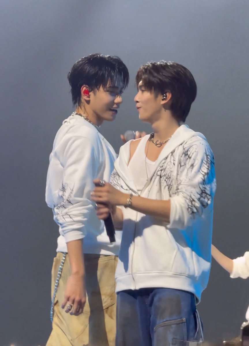 dyfem2021's tweet photo. “ชอบเวลามันน่ารัก”💗✨
..

(🧁)

🦮🐈❤️

#ข้าวผัดหมี่เย็น https://t.co/sEBsKdLI9f