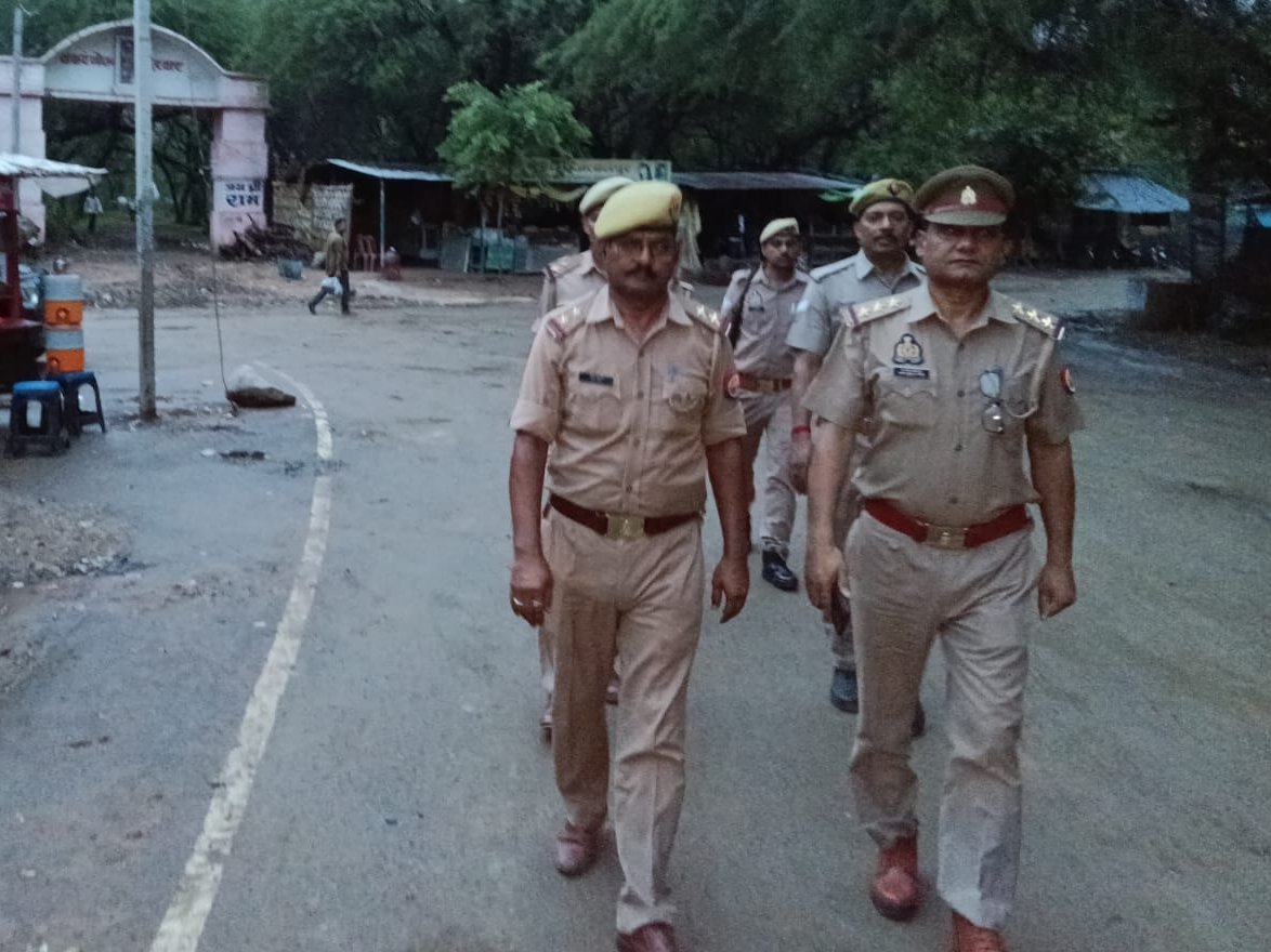 HAMIRPUR POLICE (@hamirpurpolice) on Twitter photo #_SPрд╣рдореАрд░рдкреБрд░ рдХреЗ рдирд┐рд░реНрджреЗрд╢рди рдореЗрдВ рдерд╛рдирд╛ рдЬрд▓рд╛рд▓рдкреБрд░ рдкреБрд▓рд┐рд╕ рджреНрд╡рд╛рд░рд╛ рдЖрдЧрд╛рдореА рддреНрдпреЛрд╣рд╛рд░ рдореЛрд╣рд░реНрд░рдо рдХреЗ рджреГрд╖реНрдЯрд┐рдЧрдд рдЖрдордЬрди рдореЗрдВ рд╕реБрд░рдХреНрд╖рд╛ рдХрд╛ рднрд╛рд╡ рдЬрд╛рдЧреГрдд рдХрд░рдиреЗ рдХреЗ рдЙрджреНрджреЗрд╢реНрдп рд╕реЗ рдерд╛рдирд╛ рдХреНрд╖реЗрддреНрд░рдЕрдВрддрд░реНрдЧрдд рдореБрдЦреНрдп рдорд╛рд░реНрдЧ/рдмрд╛рдЬрд╛рд░,рд╕рд╛рд░реНрд╡рдЬрдирд┐рдХ/рднреАрдбрд╝рднрд╛рдбрд╝ рд╡рд╛рд▓реЗ рд╕реНрдерд╛рдиреЛрдВ рдореЗрдВ рдкреИрджрд▓ рдЧрд╕реНрдд/рднреНрд░рдордг рд╡ рд╡рд╛рд╣рдиреЛрдВ рдХреА рдЪреЗрдХрд┐рдВрдЧ рдХреА рдЧрдИ ред #UPPolice #_SPрд╣рдореАрд░рдкреБрд░ рдХреЗ рдирд┐рд░реНрджреЗрд╢рди рдореЗрдВ рдерд╛рдирд╛ рдЬрд▓рд╛рд▓рдкреБрд░ рдкреБрд▓рд┐рд╕ рджреНрд╡рд╛рд░рд╛ рдЖрдЧрд╛рдореА рддреНрдпреЛрд╣рд╛рд░ рдореЛрд╣рд░реНрд░рдо рдХреЗ рджреГрд╖реНрдЯрд┐рдЧрдд рдЖрдордЬрди рдореЗрдВ рд╕реБрд░рдХреНрд╖рд╛ рдХрд╛ рднрд╛рд╡ рдЬрд╛рдЧреГрдд рдХрд░рдиреЗ рдХреЗ рдЙрджреНрджреЗрд╢реНрдп рд╕реЗ рдерд╛рдирд╛ рдХреНрд╖реЗрддреНрд░рдЕрдВрддрд░реНрдЧрдд рдореБрдЦреНрдп рдорд╛рд░реНрдЧ/рдмрд╛рдЬрд╛рд░,рд╕рд╛рд░реНрд╡рдЬрдирд┐рдХ/рднреАрдбрд╝рднрд╛рдбрд╝ рд╡рд╛рд▓реЗ рд╕реНрдерд╛рдиреЛрдВ рдореЗрдВ рдкреИрджрд▓ рдЧрд╕реНрдд/рднреНрд░рдордг рд╡ рд╡рд╛рд╣рдиреЛрдВ рдХреА рдЪреЗрдХрд┐рдВрдЧ рдХреА рдЧрдИ ред #UPPolice