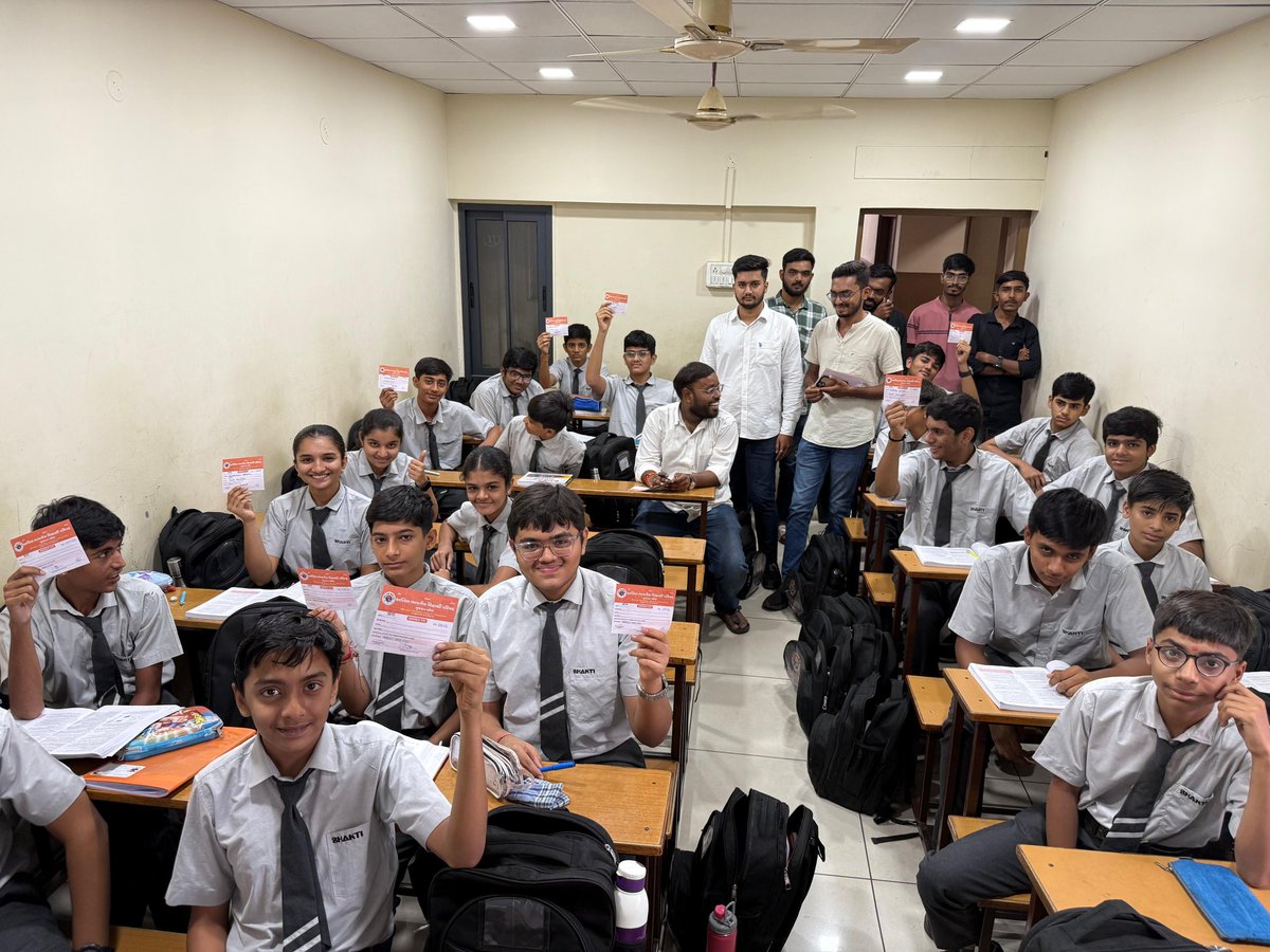 ABVP_Rajkot's tweet image. #ABVPMembership Drive અંતર્ગત 

#ABVPRajkot મહાનગર  કાર્યકર્તાઓ દ્વારા વિવિધ શાળાના વિદ્યાર્થીઓની સદસ્યતા કરવામાં આવી.

#JoinABVP

#JoinABVPGJ

#ABVPGujarat