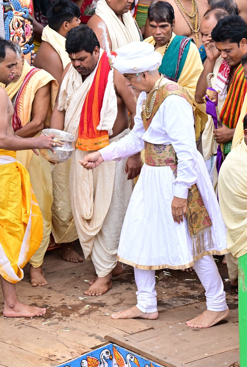 odisha_links's tweet photo. Chhera Pahanra By Gajapati Maharaj
#bahuda #rathyatra #jagannath #odishalinks https://t.co/gEjpZ5itCf