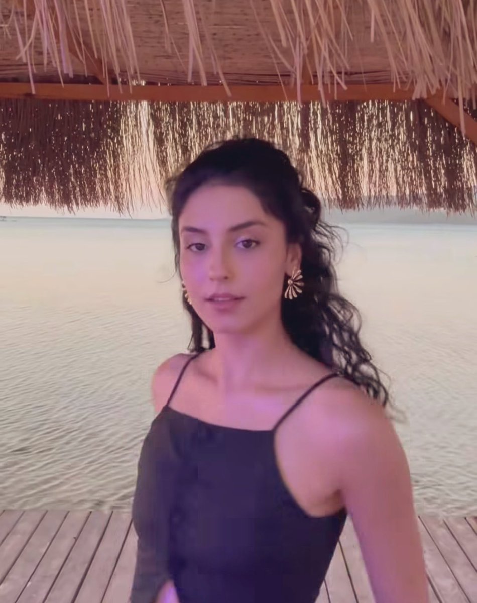 Mahaak900's tweet photo. Can we take a moment to appreciate this beauty? 😍🔥
She’s not just stunning she’s mesmerizing.
The view is pretty, but she’s the real masterpiece 💫✨

#RojbinErden #RojbinBeauty #QueenVibes #NaturalGoddess #UnrealGlow #RojbinMagic #EleganceInMotion #Rojeng #Rojber https://t.co/lXHRlXBNk3