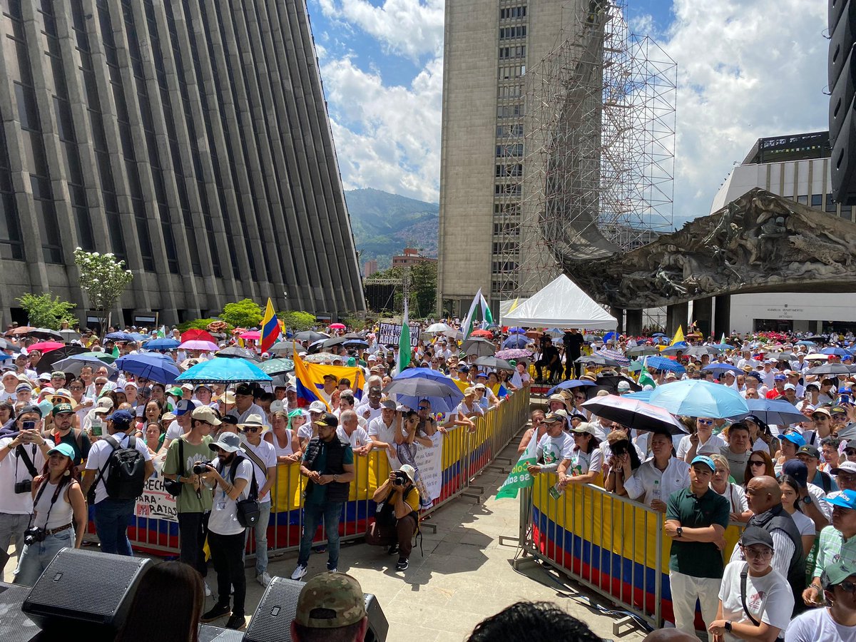 #Medellín | A esta hora, con plaza llena, se adelanta un acto de rechazo a la concentración liderada por el presidente Petro en La Alpujarra, hace dos semanas.