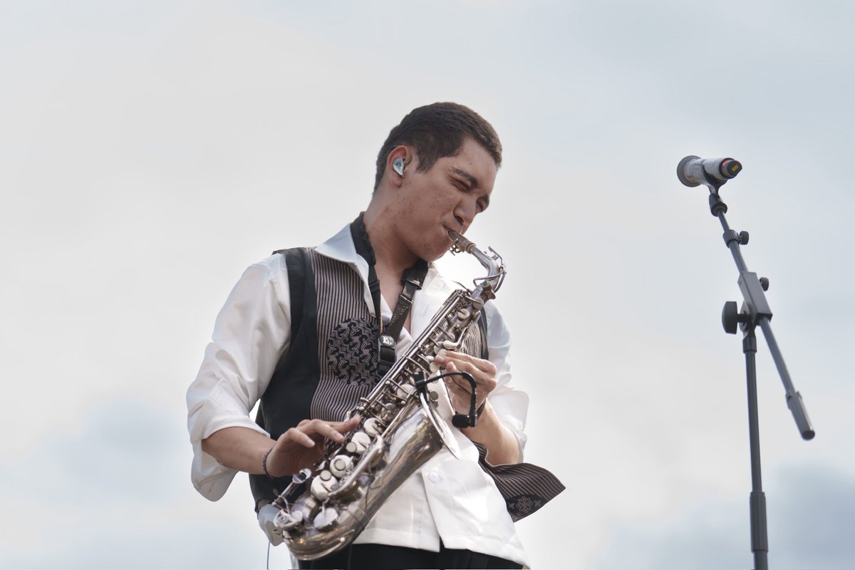 PrambananJazz's tweet photo. Happily charmed by rafisudirman? He's successfully bringing his smooth vocals and undeniable stage presence as opener BRImo QLola Prambanana Jazz Sebelas Selaras! π·
#PrambananJazzFestival #PrambananJazz2025 #SebelasSelaras #BRIPJF #QLola
#AccessToSuccess https://t.co/OWAZjcsGzA