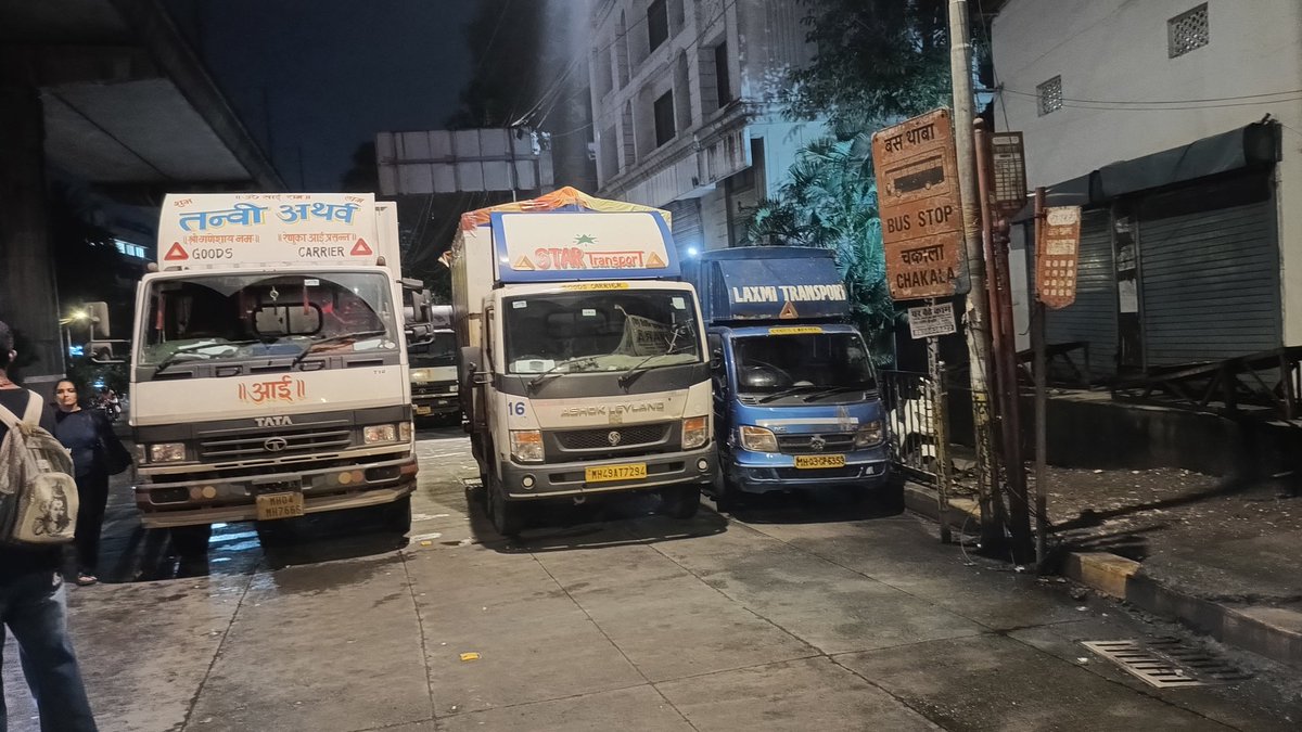 Triple Parking infront of Chakala Bus Stop of 415/496/545 Near Gurudwara. Andheri East.
<a href="/MTPHereToHelp/">Mumbai Traffic Police</a>
<a href="/MumbaiPolice/">मुंबई पोलीस Mumbai Police</a>