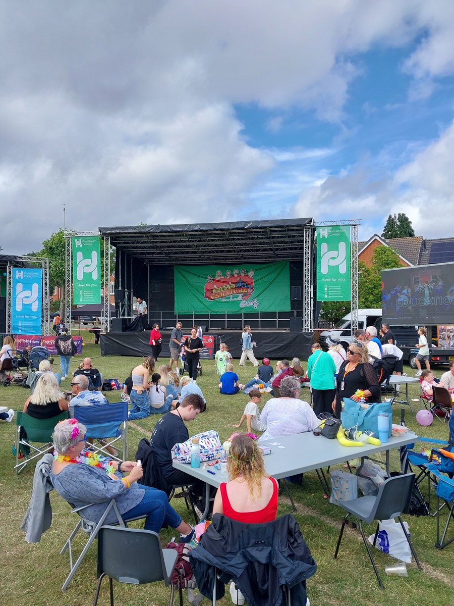HalesowenWMP's tweet photo. ๐ฎโโ๏ธ Halesowen PCSOs were out at the Halesowen Carnival today, chatting with residents about crime prevention and community safety. ๐ก๏ธ
๐ฒ They encouraged everyone to sign up to #WMNOW to stay informed and connected. Letโs keep Halesowen safe together! ๐
#communities https://t.co/RS88JNcgN1