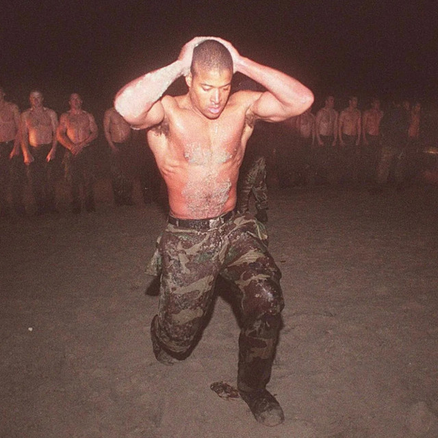 Este es David Goggins.

Ex Navy SEAL, multimillonario y considerado el hombre más duro del planeta.

Estas son sus 10 reglas para transformarte:

Regla 1: NO ERES ESPECIAL