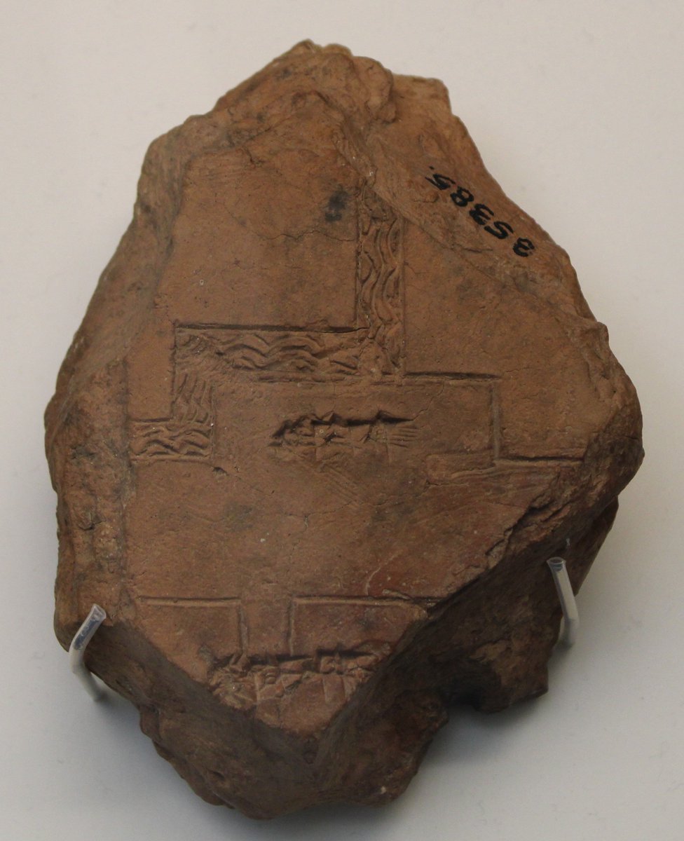 Parmi la diversité des tablettes d’argile en Mésopotamie, certaines servaient pour produire des cartes ou des plans plus ou moins précis. On a ici le morceau d’un plan du quartier de Tuba à Babylone.  Le nom du quartier est inscrit au centre de la tablette𒌅𒁀