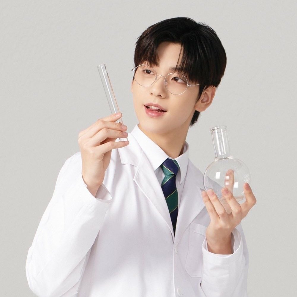 tyunsweb's tweet image. look at my scientist dawg 😭😭😭 we exploding