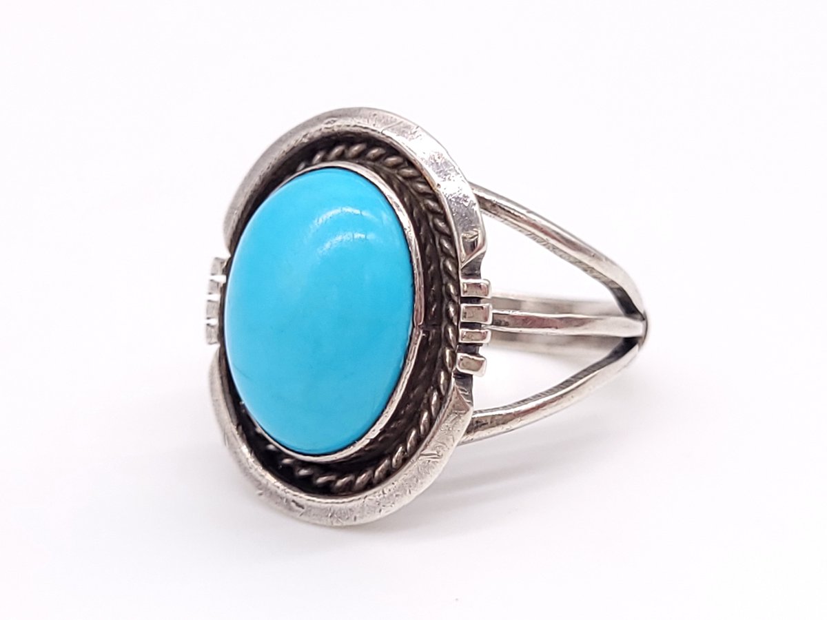 ArrowoodPlace's tweet photo. A beautiful #vintage  #turquoise  #ring with a #sterlingsilver band by Running Bear Trading Co.

Buy now at: https://t.co/S3kpb10yrE

#vintagering #vintagerings #southwestern  #turquoisejewelry #jewelrylove #jewelry #fashion  #fashionstyle #Etsy #EtsySeller https://t.co/qCPFWoACoy