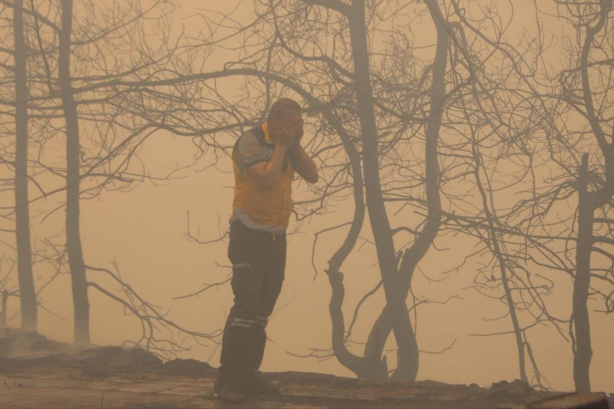الصورة فيها وطن عم يبكي بملامح إنسان.
كل دمعة هي وجع شجر محروق وبيت تهدّم وأرض تصرخ، مو دخان، هذا وجع.

تحية لرجال النار
أنتم خط الدفاع الأول، أنتم كرامة الوطن.