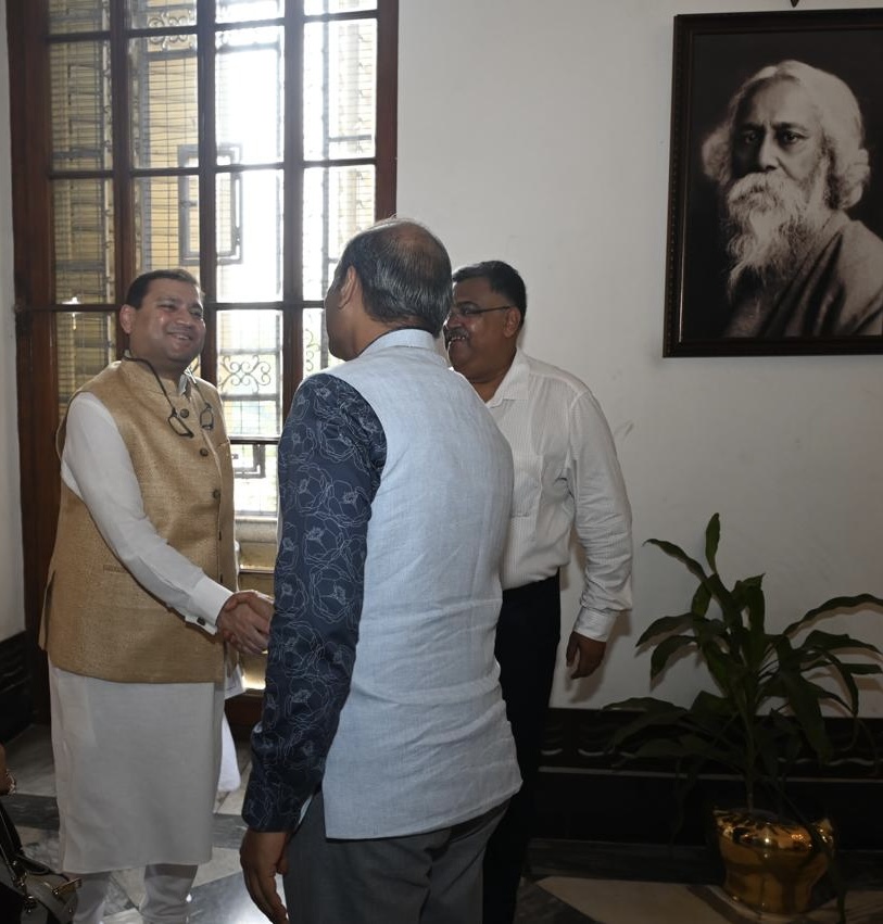 Sundeep Bhutoria (@sundeepbhutoria) on Twitter photo Delighted to meet and interact with Shri Vivek Aggarwal, Secretary, Ministry of Culture, during his recent visit to Kolkata. <a href="/MinOfCultureGoI/">Ministry of Culture</a> Delighted to meet and interact with Shri Vivek Aggarwal, Secretary, Ministry of Culture, during his recent visit to Kolkata. <a href="/MinOfCultureGoI/">Ministry of Culture</a>