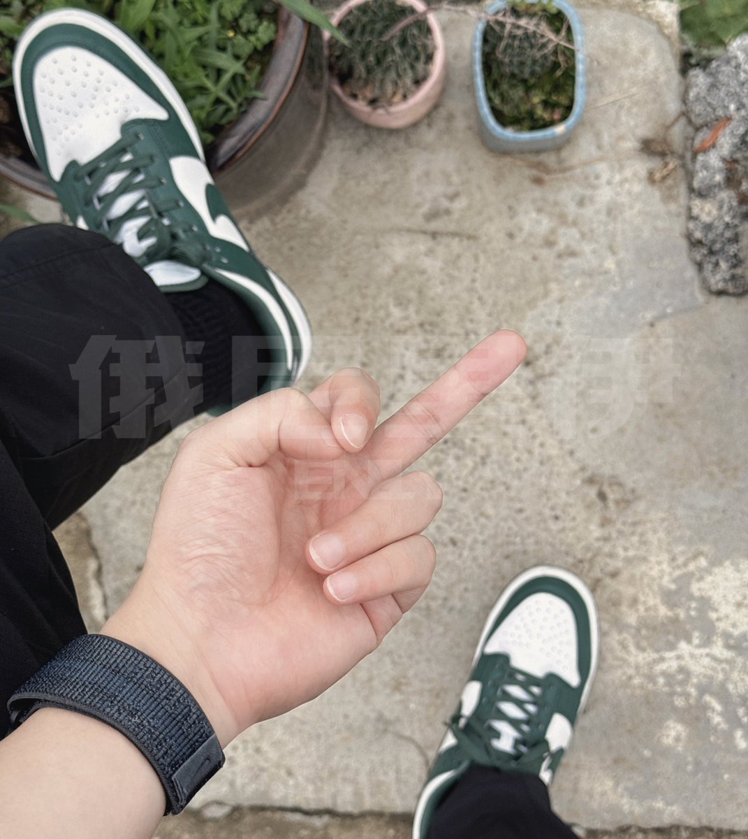 来跪你爹胯下闻臭黑袜，能直接把傻逼贱狗爽得喷出来吧