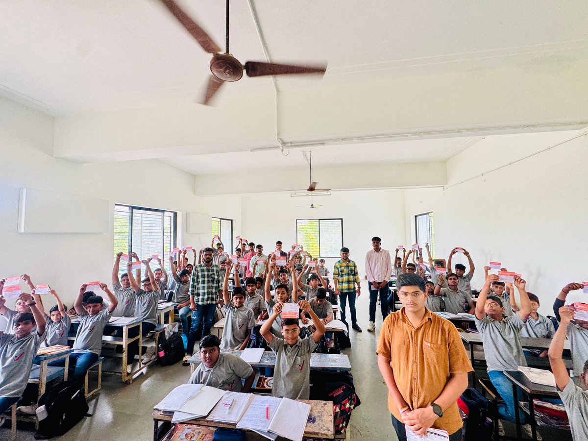 ABVP_Rajkot's tweet image. #ABVPMembership Drive અંતર્ગત 

#ABVPRajkot મહાનગર  કાર્યકર્તાઓ દ્વારા વિવિધ શાળાના વિદ્યાર્થીઓની સદસ્યતા કરવામાં આવી.

#JoinABVP

#JoinABVPGJ

#ABVPGujarat