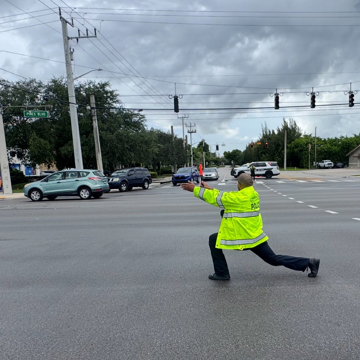 ATTENTION DRIVERS: The intersection of Pines Boulevard &amp; SW 129 Avenue is temporarily down in all directions. Please be mindful of our PD officers &amp; Service Aides who are assisting with traffic until the lights are repaired.  

Drive safely! 🕺🏻🛑
