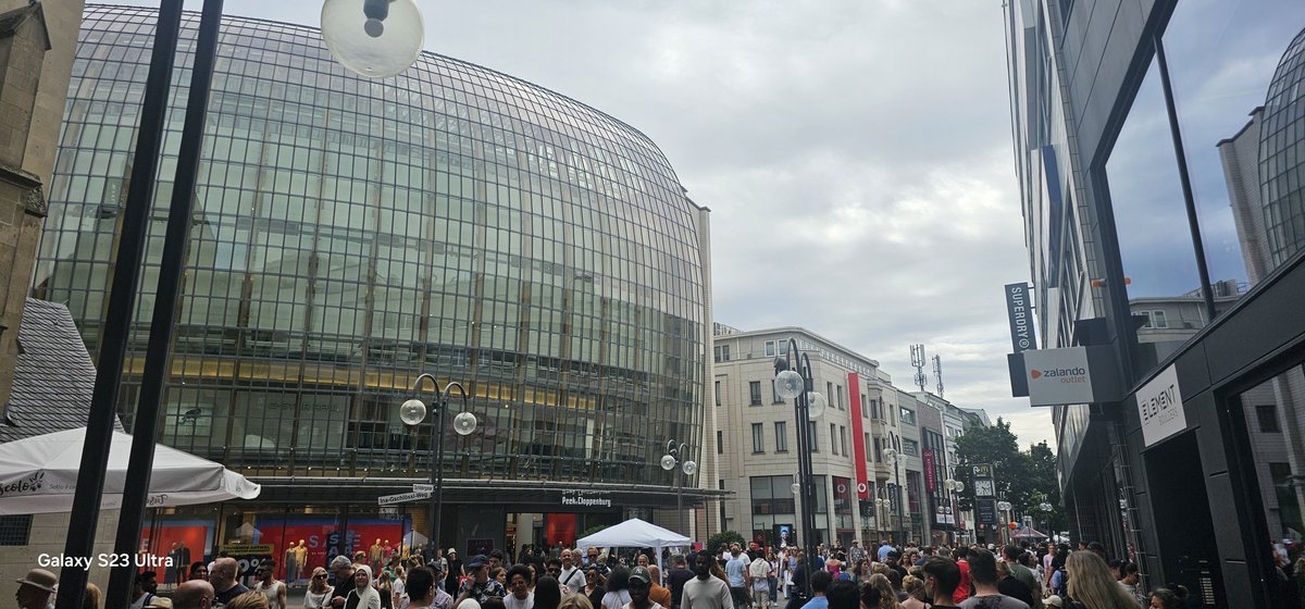 Bugün Köln’ü gezdik. Ren Nehri boyunca yürüdük, Hohenzollern Köprüsü’ndeki aşk kilitlerini inceledik. Görkemli Köln Katedrali önünde kalabalığa karıştık, tarihi çarşıda müthiş bir kalabalıkla beraber dolaştık. Hem gotik mimari hem modern yaşam bir arada.
Köln, kültürle nefes alan