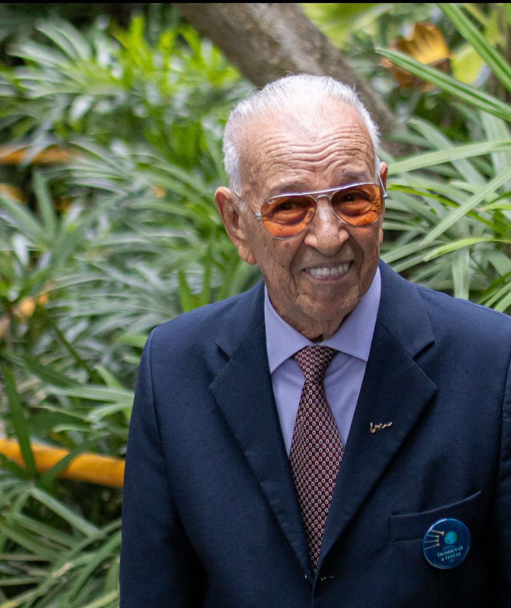 Hoje nos despedimos com tristeza de um homem exemplar e grande evangelizador, o Pastor Gedelti Victalino Teixeira Gueiros, fundador e presidente da Igreja Cristã Maranata, aos 93 anos. O Pastor Gedelti deixa um legado de trabalho pela evangelização.
Nossos sentimentos a família e
