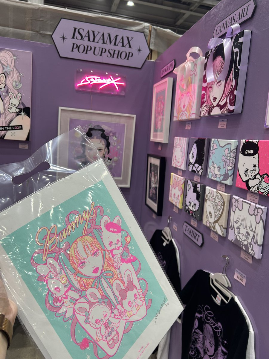 isayamaxさんのブース、isayamaxパープル（勝手に思ってる笑）めちゃくちゃ可愛かった！！🐰💜
Tシャツと迷ったけど、お家に飾りたいなと思いこちらを購入しました😌
ポスト拝見した時から気になってたけど、生で見たらやっぱり可愛くて🥰
額どんなのにしようかなー！☺️