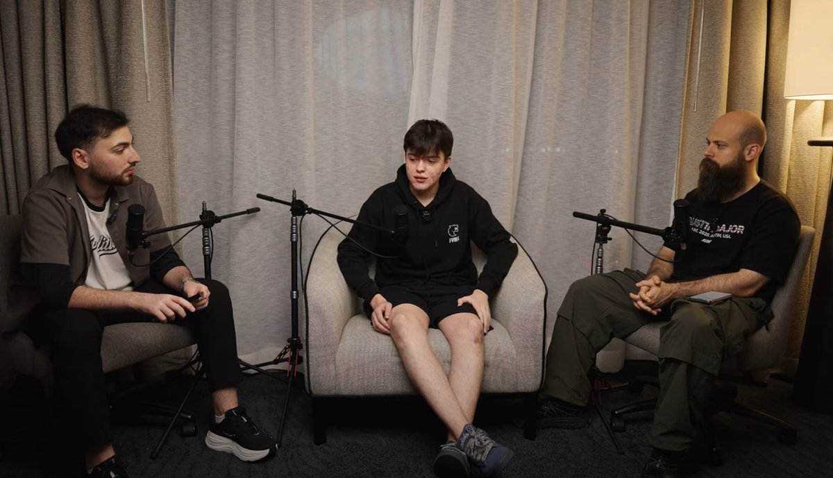 🚨Ô BENÇA! Acabou de sair uma entrevista de 48min com o MOLODOY no canal do Эрик Шоков e eu trago aqui mastigadinho pra vocês molonerds🗣️ 

DANIL 'MOLODOY' GOLUBENKO
- Nasceu em Semey, pequena cidade no 🇰🇿Cazaquistão, população na época de ~250k habitantes
- Na infância gostava