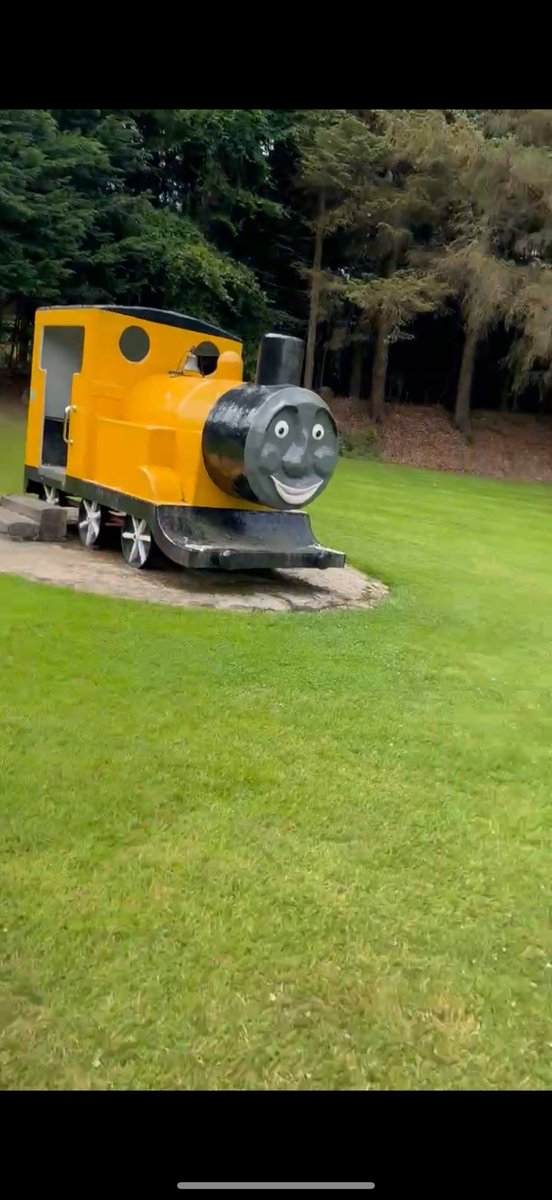 T1E2H3's tweet image. My sister visited this famous creepy park in Scotland with deformed cartoon characters. This is what I can only describe as Stepney in blackface.