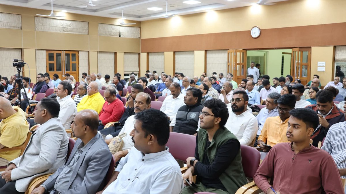 ThinkersForums's tweet image. Eminent Educationist Dr MK Ramesh released the book “The New World: 21st Century Global Order and India” authored by Dr @rammadhav_ at The Mythic Society Auditorium, Bengaluru. Academicians, Research Students, Public Intellectuals attended the event.