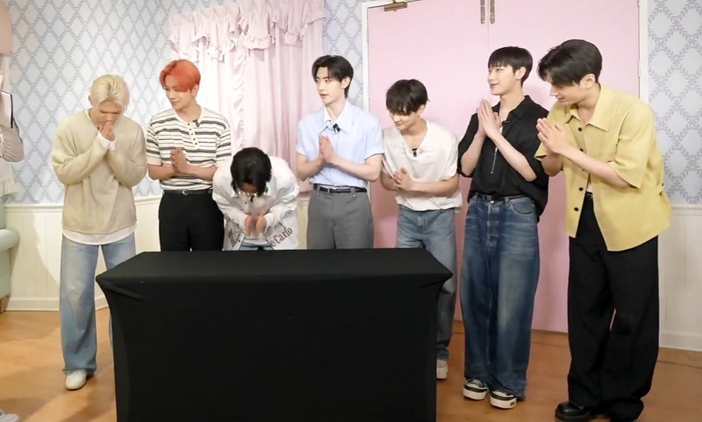 ไหว้แม่                        ไหว้ครู
               ไหว้แม่ยาย          เด็กอินเตอร์ 
                     ไหว้หลวงพ่อ                 คนไทย    สส