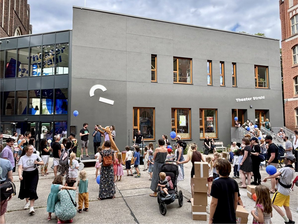 Sommerfest vom #TheaterStrahl: Berlin kann sich glücklich schätzen, was hier am Ostkreuz über die Jahre gewachsen ist. Denn die Zukunft der Kulturhauptstadt entscheidet sich auch in ihren Kinder- und Jugendtheatern. Hier der Spielplan bis zur Sommerpause: theater-strahl.de/spielplan/