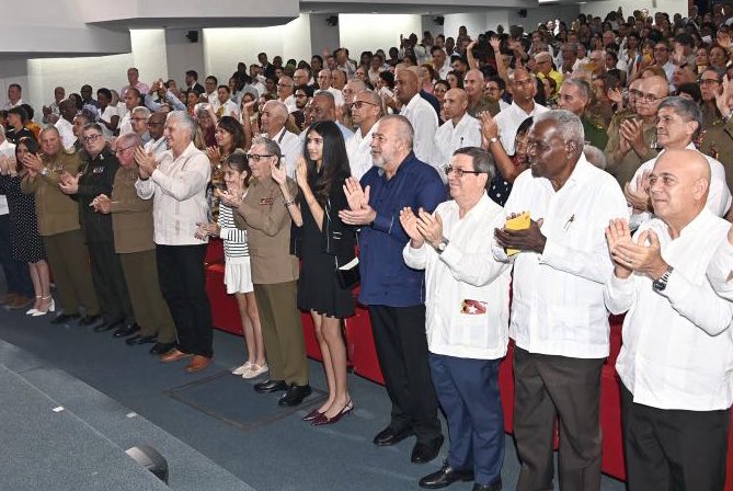 Minfar_Cuba (@minfarc) on Twitter photo Se realizó en la Sala Universal de las FAR estreno de la obra ‘Una colmena encerrada”, por compañía infantil Colmenita, estuvieron presentes el General de Ejército <a href="/RaulCastro_Ruz/">Raul Castro Ruz</a> y presidente <a href="/DiazCanelB/">Miguel Díaz-Canel Bermúdez</a>. La obra denuncia el bloqueo del gobierno EEUU contra #Cuba. Se realizó en la Sala Universal de las FAR estreno de la obra ‘Una colmena encerrada”, por compañía infantil Colmenita, estuvieron presentes el General de Ejército <a href="/RaulCastro_Ruz/">Raul Castro Ruz</a> y presidente <a href="/DiazCanelB/">Miguel Díaz-Canel Bermúdez</a>. La obra denuncia el bloqueo del gobierno EEUU contra #Cuba.