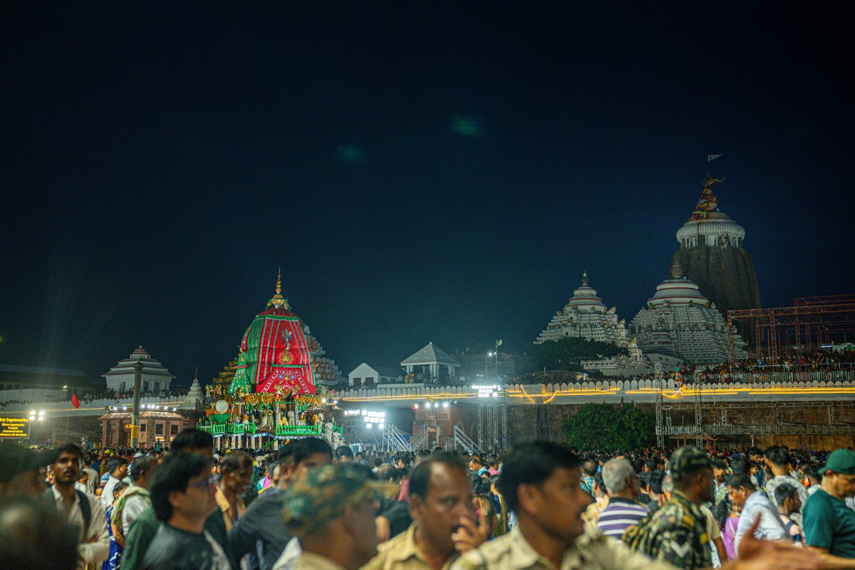 JagannathaDhaam's tweet photo. ଶ୍ରୀମନ୍ଦିର ସମ୍ମୁଖରେ ଶ୍ରୀବିଗ୍ରହଙ୍କ ରଥ ତ୍ରୟ।

#RathaJatra2025 #RathaYatra2025 #ShreeJagannathaDhaam #BahudaYatra https://t.co/DVuLrfBUCu