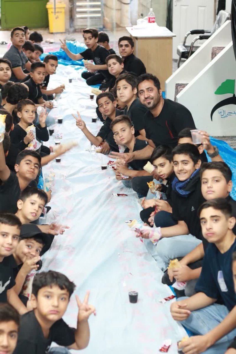 MShapari26093's tweet image. از بچگی با نام حسین بزرگ شدیم.  
اولین اشک، اولین یا حسین، اولین محبت…  
ما بچه‌های #ملت_امام_حسین نسل عشق و وفاداری آغاز کردیم...
#ایران_اباعبدالله