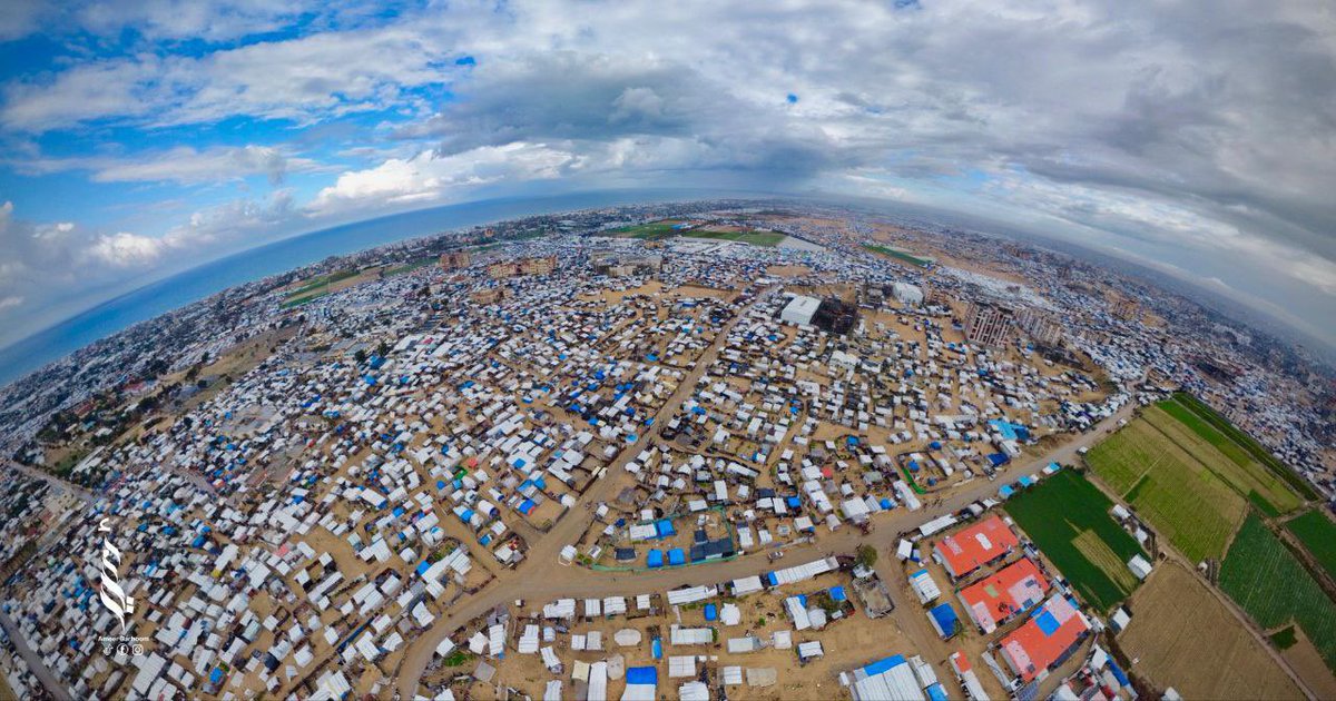 Qplo's tweet image. 📍#KhanYunis|| A dense cluster of displaced people's tents surrounds Al-Aqsa University in Al-Mawasi, the area that has become a death camp west of Khan Younis during the ongoing Israeli genocide.