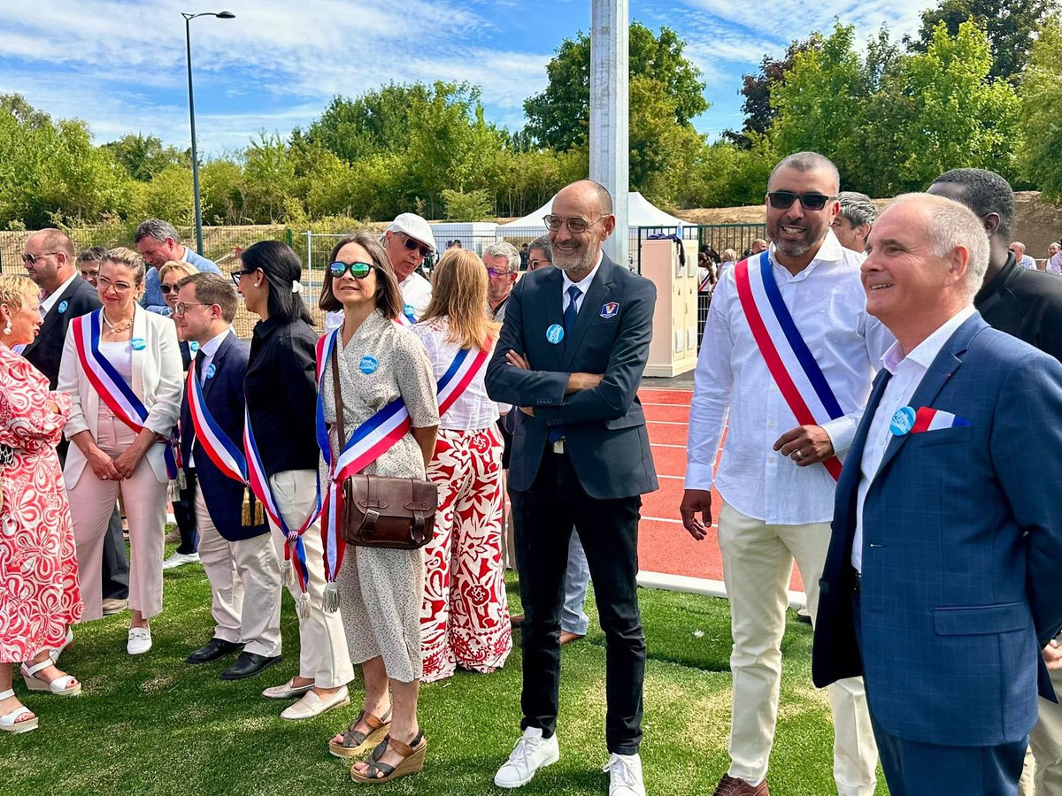 Inauguration à Persan du nouveau terrain synthétique et d’une piste d’athlétisme.